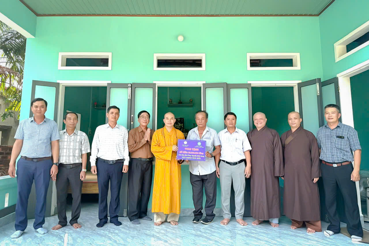 Phù Mỹ: Ban Từ thiện Xã hội Phật giáo tỉnh trao tặng nhà tình thương tại xã Phù Mỹ.
